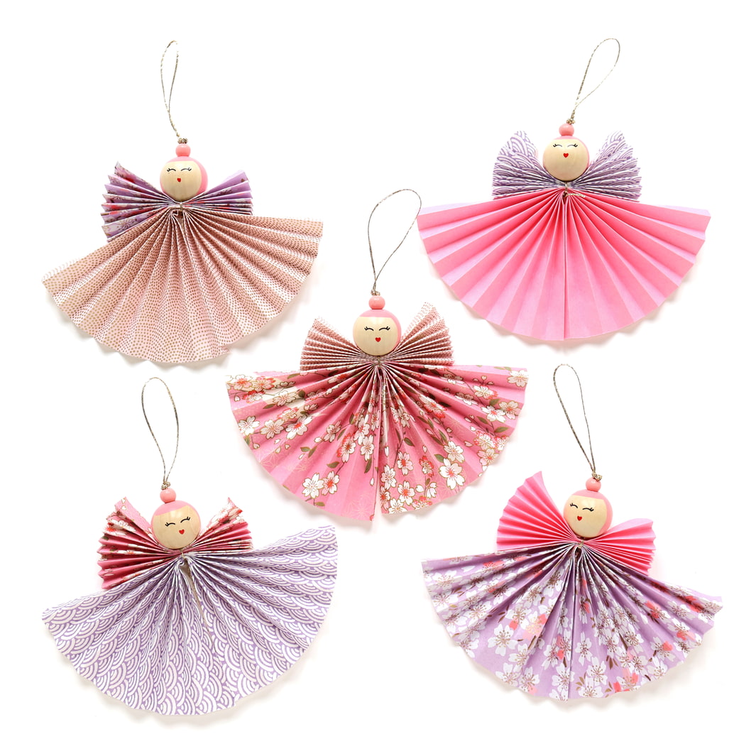 photo packshot des anges montés du kit anges accordéon dans les tons rose clair, rose moyen, violet mauve et blancs « sakura » adeline klam