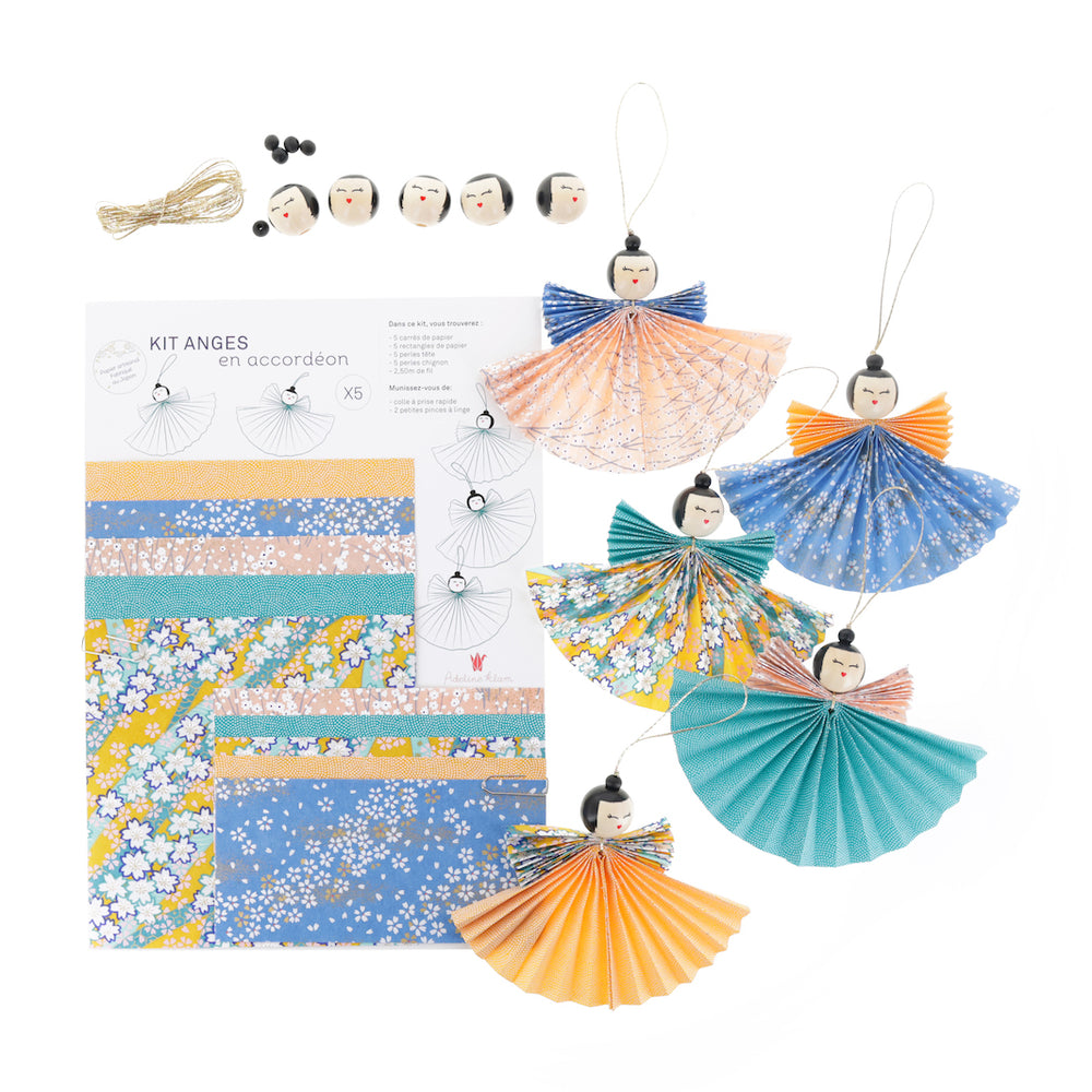 photo packshot du kit anges accordéon, des cinq anges montés et du matériel dans les tons jaune safran, bleu pervenche, rose clair et bleu canard de la gamme « honolulu » adeline klam