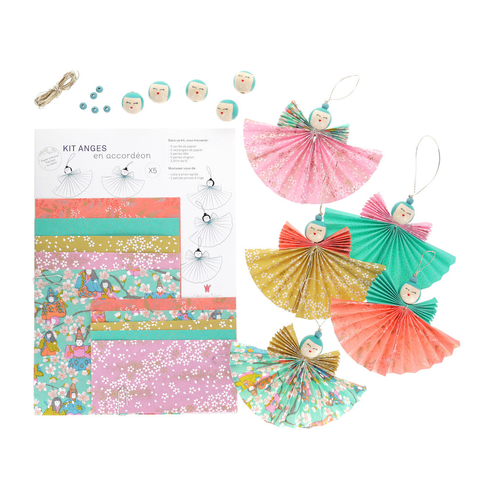 photo packshot du kit anges accordéon, des cinq anges montés et du matériel dans les tons vert menthe, roses, corail et jaune moutarde de la gamme « floraison » adeline klam