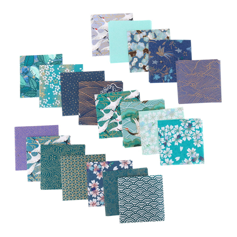 photo packshot de l'assortiment de papiers japonais du set de 100 carrés de papiers japonais adeline klam de 6cm par 6cm dans les tons bleu canard, vert d'eau, bleu nuit, turquoise et violets « paon »