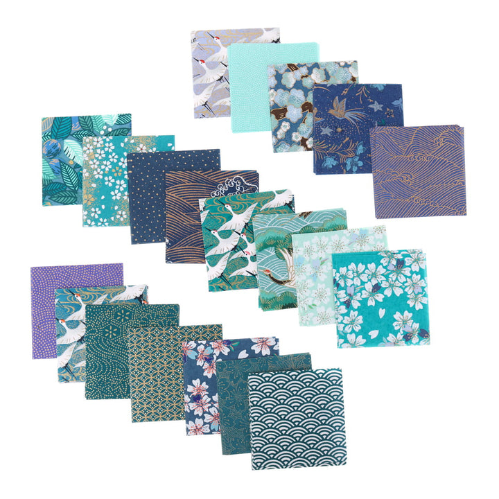 photo packshot de l'assortiment de papiers japonais du set de 100 carrés de papiers japonais adeline klam de 6cm par 6cm dans les tons bleu canard, vert d'eau, bleu nuit, turquoise et violets « paon »