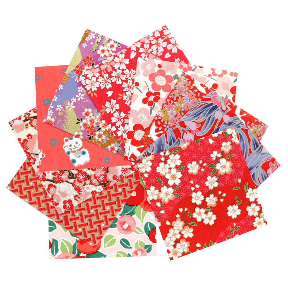 photo packshot de l'assortiment de papiers japonais du set de 7 carrés de papiers japonais adeline klam de 10cm par 10cm dans les tons rouges, rouge orangé et roses « grenadine »