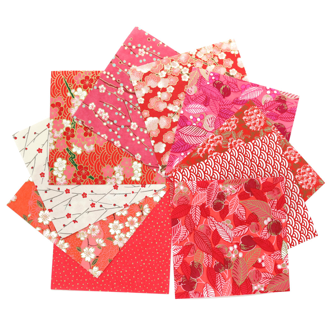 photo packshot de l'assortiment de papiers japonais du set de 7 carrés de papiers japonais adeline klam de 10cm par 10cm dans les tons rouges, rouge orangé et roses « grenadine »