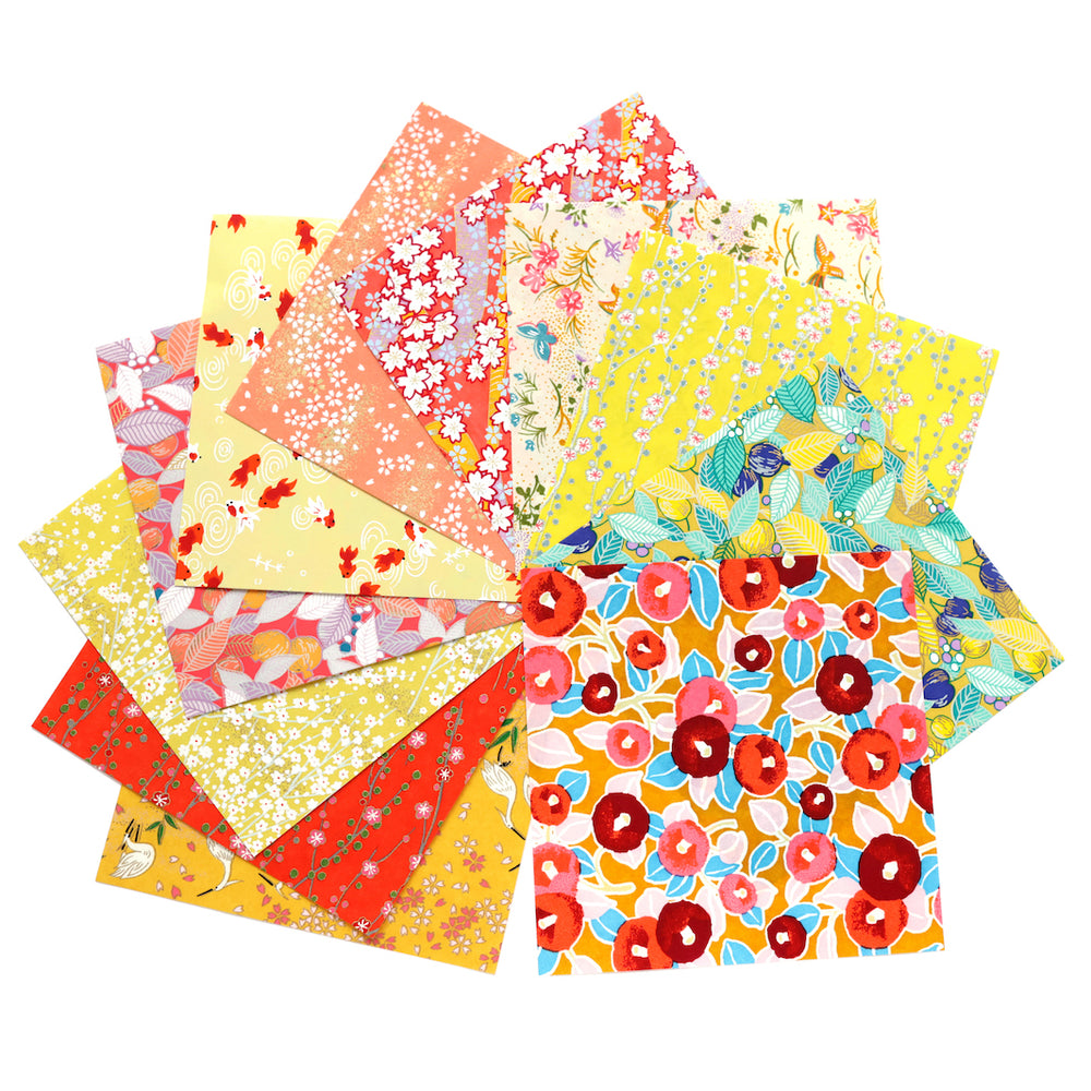 photo packshot de l'assortiment de papiers japonais du set de 7 carrés de papiers japonais adeline klam de 15cm par 15cm dans les tons jaunes, orange, rouges, roses et bleus « multifruits »