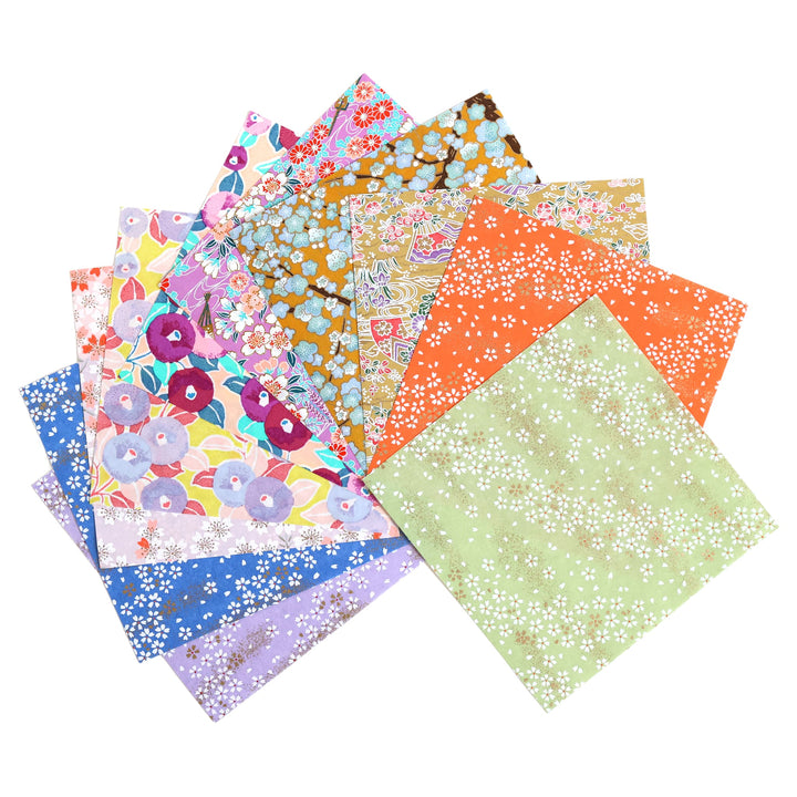 photo packshot de l'assortiment de papiers japonais du set de 20 carrés de papiers japonais adeline klam de 15cm par 15cm dans les tons multicolores « les fleuris »