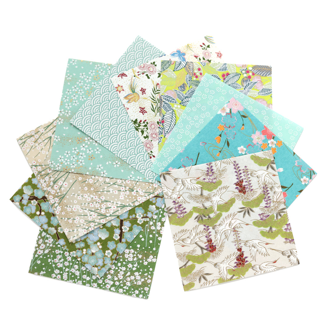 photo packshot de l'assortiment de papiers japonais du set de 7 carrés de papiers japonais adeline klam de 15cm par 15cm dans les tons vert clair et foncé, vert d'eau et menthe et bleu turquoise « garden »