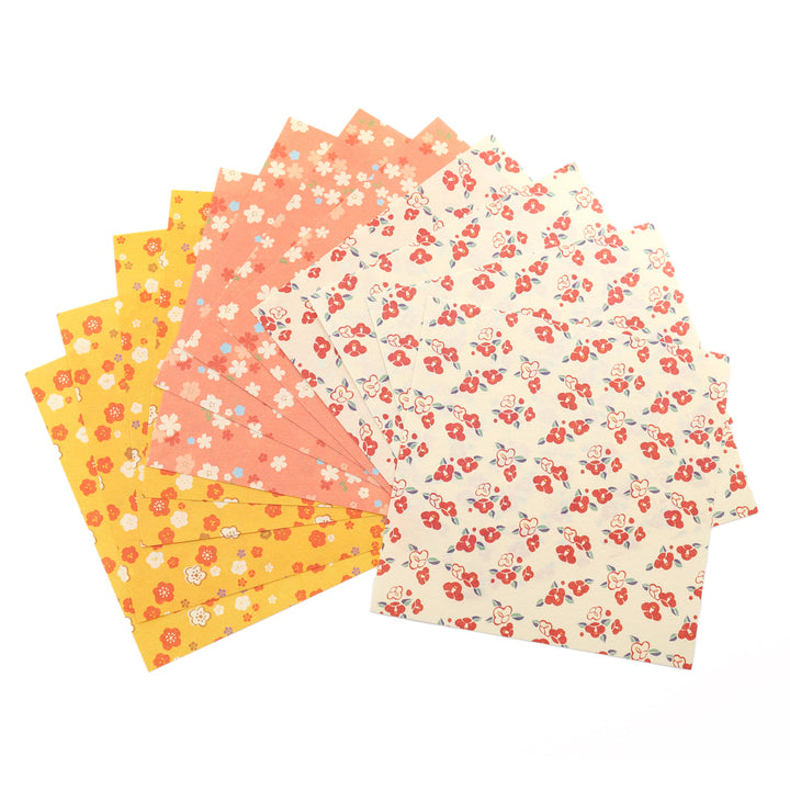 photo packshot de l'assortiment de papiers à motifs du set de 24 papiers origami en 15cm par 15cm aux motifs fleuris et unis dans un mélange hana furukawashiko