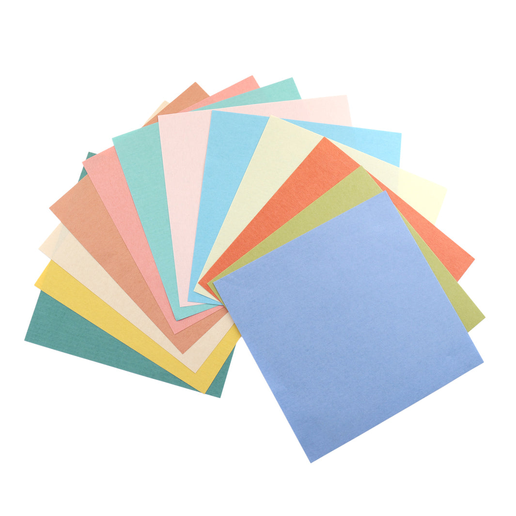 photo packshot de l'assortiment de papiers unis du set de 24 papiers origami en 15cm par 15cm aux motifs fleuris et unis dans un mélange hana furukawashiko