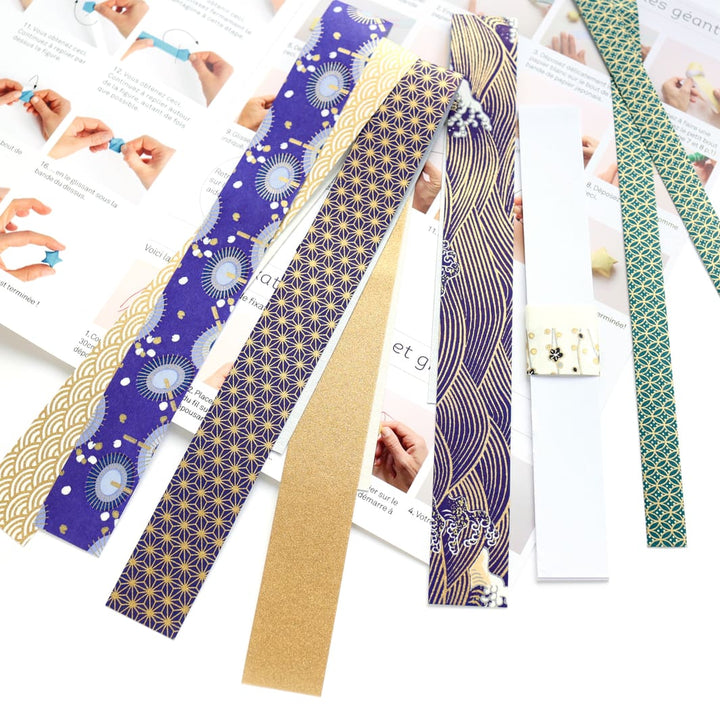 photo packshot des bandelettes de papier japonais et du livret explicatif du kit étoiles à suspendre dans les tons bleu nuit, blancs et doré « céleste » adeline klam
