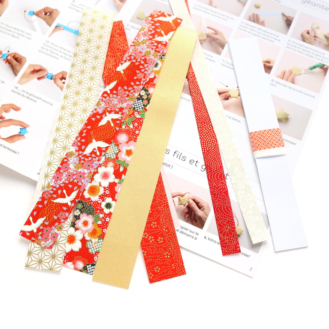 photo packshot des bandelttes de papier japonais et du livret explicatif du kit étoiles à suspendre dans les tons rouge orange, blancs et doré « rubis » adeline klam