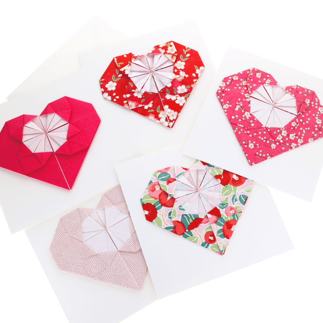 photo packshot de face de l'assortiment de grandes cartes carrées avec un cœur en origami dans les tons rouges et roses (U505, M885, M617, M907 et M722) adeline klam