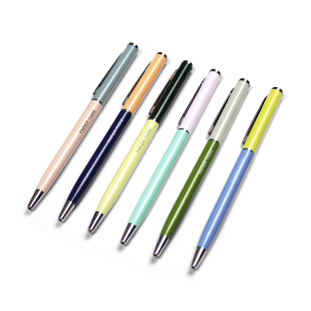 photo packshot en biais de l'assortiment de stylo bille bicolore pointe 0,7mm et encre noire papier tigre