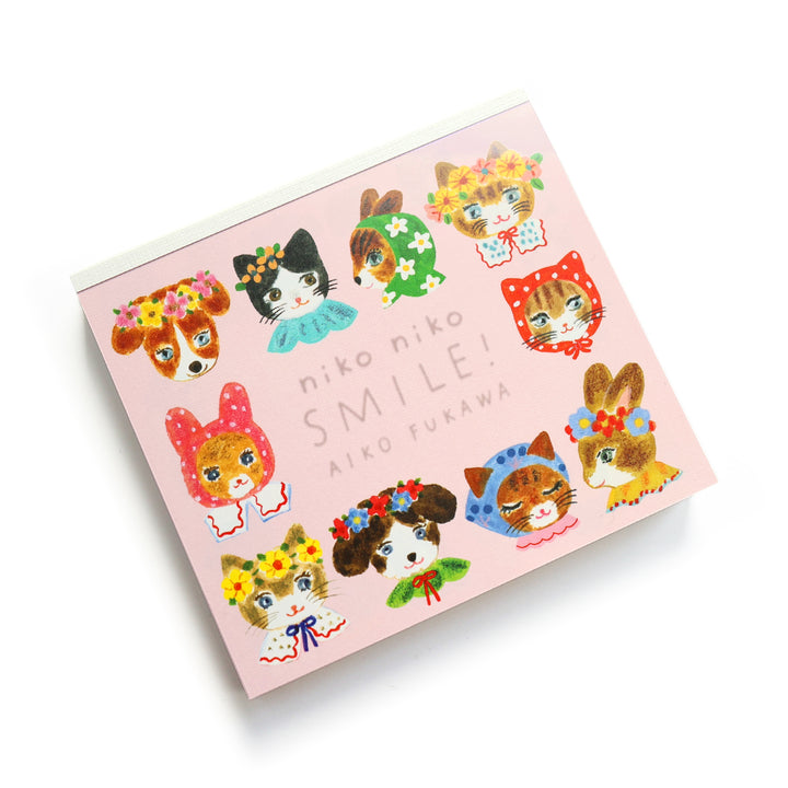 photo packshot de biais du bloc-notes de 120 feuilles « niko niko smile » par Aiko Fukawa pour Cozyca Products