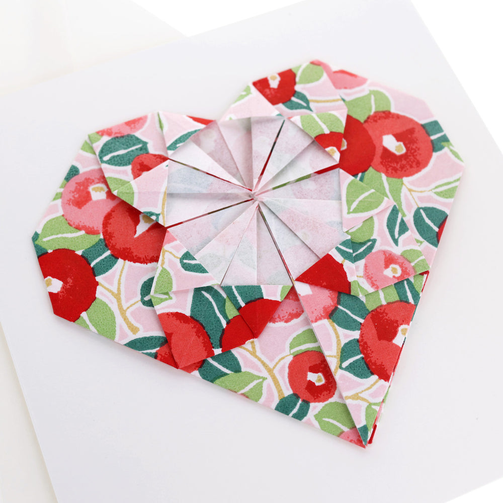 photo packshot de biais de la grande carte carrée avec un cœur en origami aux motifs de camélias dans les tons rouges, roses et verts (M722) adeline klam