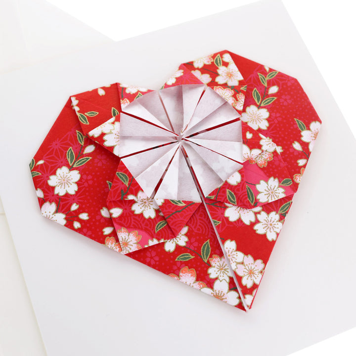 photo packshot de biais de la grande carte carrée avec un cœur en origami aux motifs de fleurs de cerisier dans les tons rouge carmin et blanc crème (M885) adeline klam