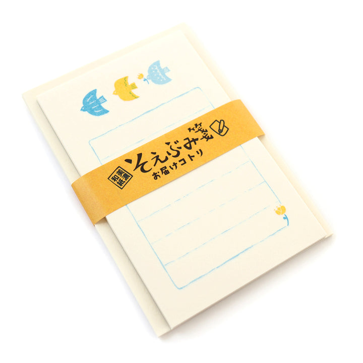 photo packshot de biais du packaging du mini set de 30 papiers à lettre et 5 enveloppes aux motifs de 3 petits oiseaux dans un carton furukawashiko