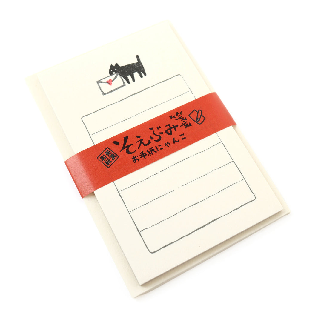 photo packshot de biais du packaging du mini set de 30 papiers à lettre et 5 enveloppes aux motifs de chat et de lettre coeur furukawashiko
