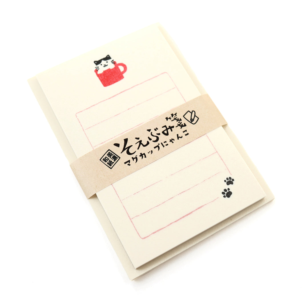 photo packshot de biais du packaging du mini set de 30 papiers à lettre et 5 enveloppes aux motifs de chat dans une tasse furukawashiko