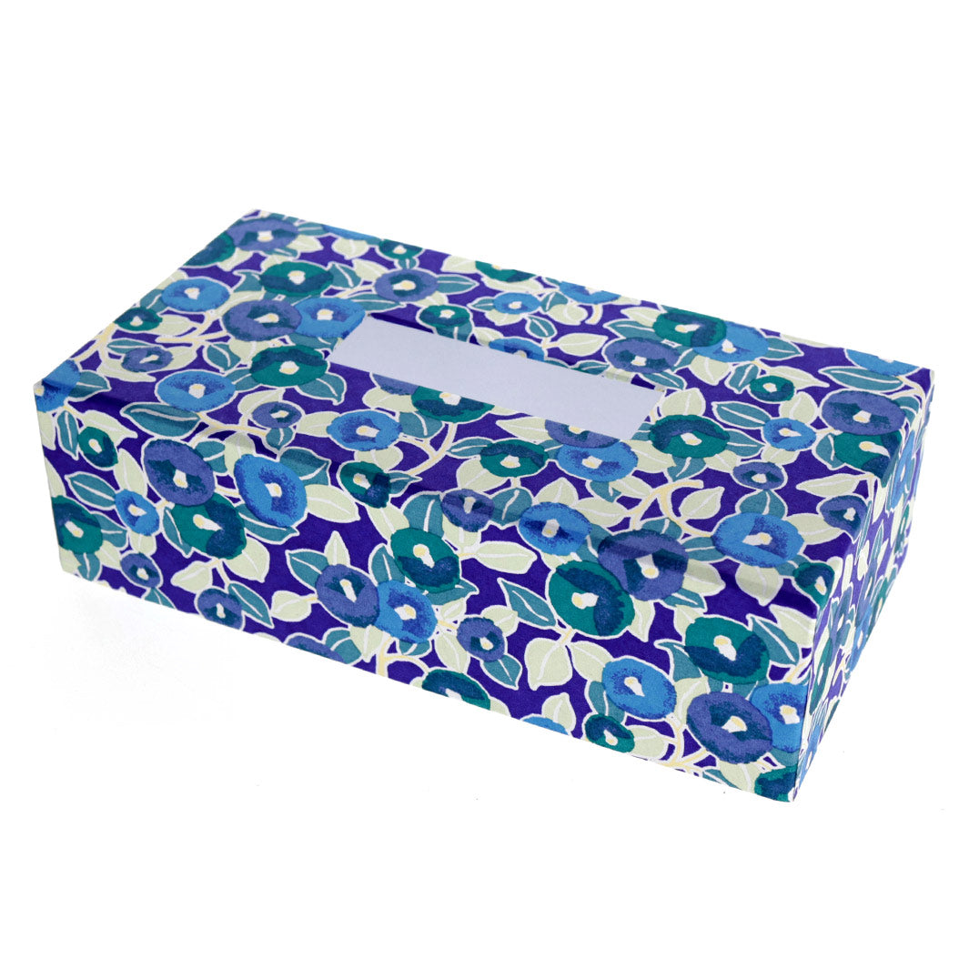 photo packshot d'une boîte à mouchoirs en carton tapissée d'un papier japonais aux motifs de camélias dans les tons mauve, bleus, verts et violet (M800) adeline klam