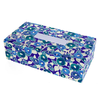 photo packshot d'une boîte à mouchoirs en carton tapissée d'un papier japonais aux motifs de camélias dans les tons mauve, bleus, verts et violet (M800) adeline klam