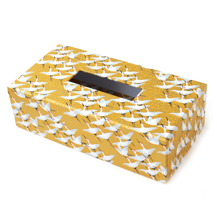 photo packshot d'une boîte à mouchoirs en carton tapissée d'un papier japonais aux motifs d'envolée de grues blanches sur fond jaune moutarde (M930) adeline klam