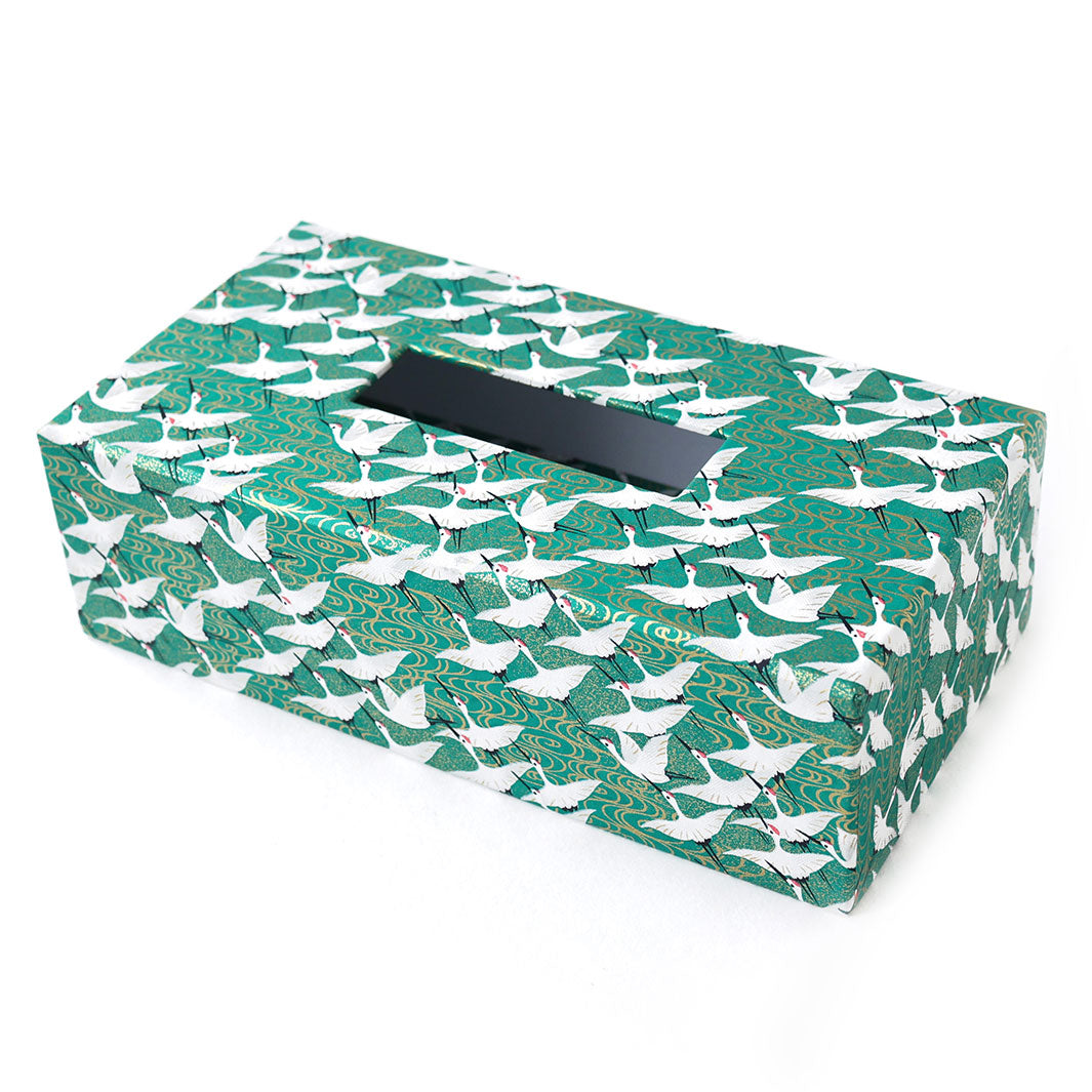 photo packshot d'une boîte à mouchoirs en carton tapissée d'un papier japonais aux motifs d'envolée de grues blanches sur fond vert (M931) adeline klam
