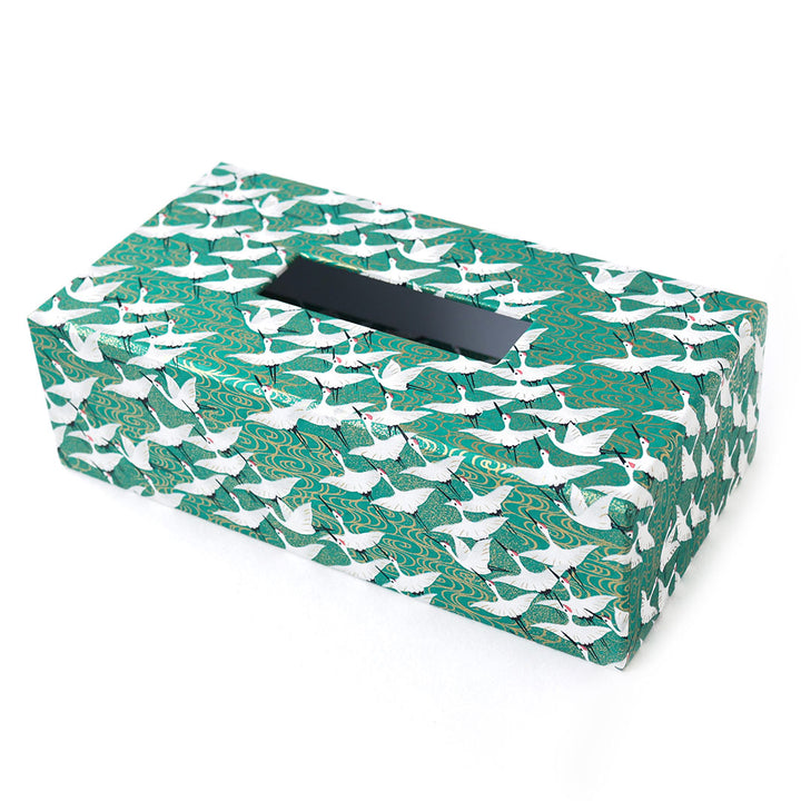 photo packshot d'une boîte à mouchoirs en carton tapissée d'un papier japonais aux motifs d'envolée de grues blanches sur fond vert (M931) adeline klam