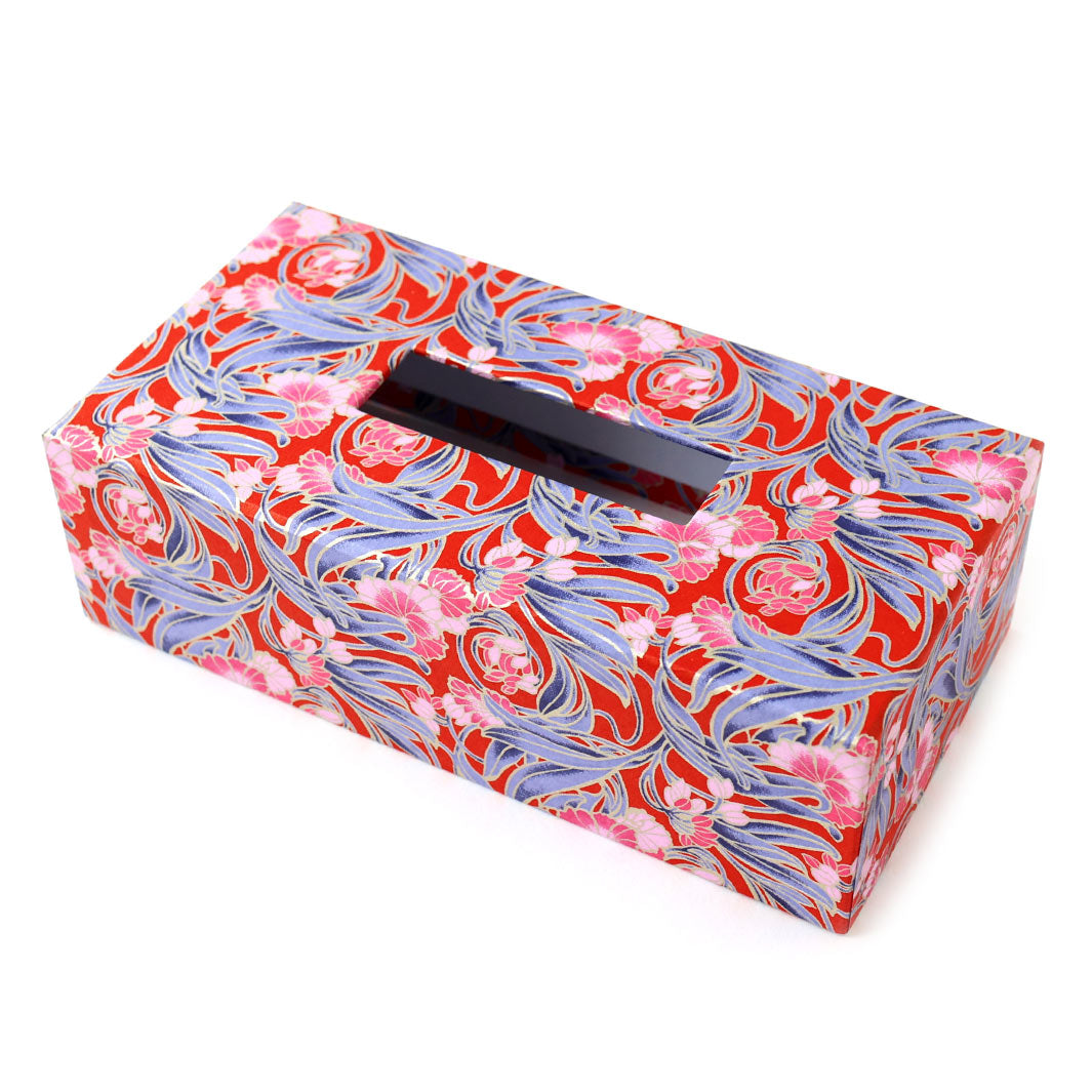 photo packshot d'une boîte à mouchoirs en carton tapissée d'un papier japonais aux motifs de fleurs art nouveau roses et bleu violet foncé sur fond rouge (M1013) adeline klam