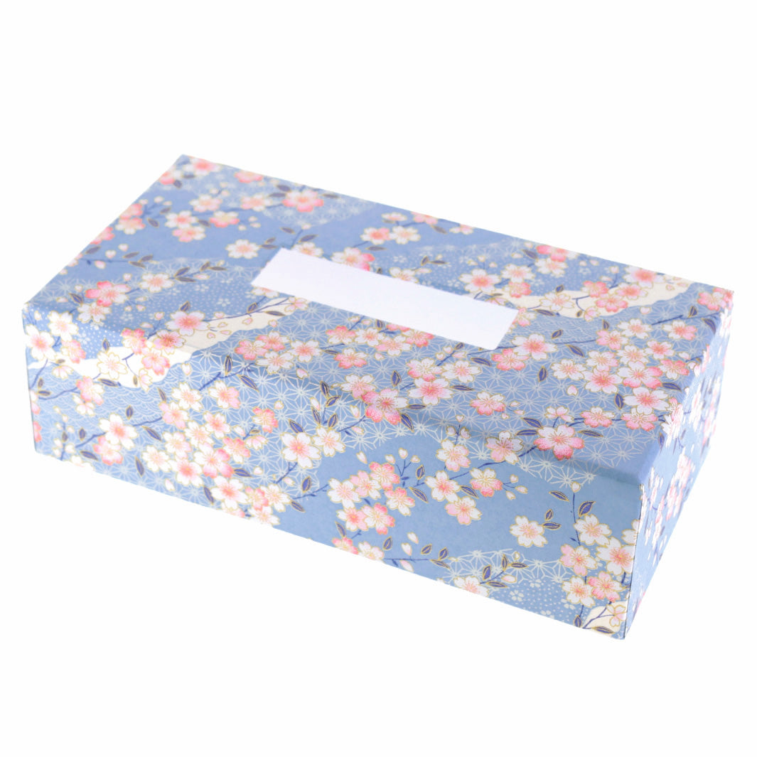 photo packshot d'une boîte à mouchoirs en carton tapissée d'un papier japonais aux motifs de fleurs de cerisier et motifs variés dans les tons bleu clair, roses et blancs (M384) adeline klam