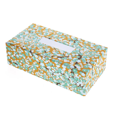 photo packshot d'une boîte à mouchoirs en carton tapissée d'un papier japonais aux motifs de fleurs de pruniers dans les tons jaune caramel, vert d'eau, bleu ciel et blancs (M450) adeline klam