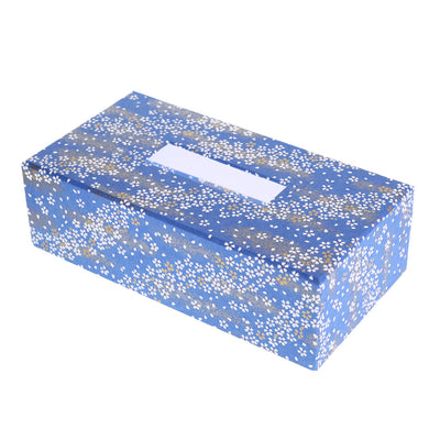 photo packshot d'une boîte à mouchoirs en carton tapissée d'un papier japonais au motifs de fleurs au vent dans les tons bleu pervenche (M983) adeline klam