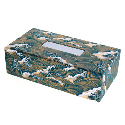 photo packshot d'une boîte à mouchoirs en carton tapissée d'un papier japonais aux motifs de vagues et d'écumes dans les tons bleu canard, beiges et dorés (M941) adeline klam