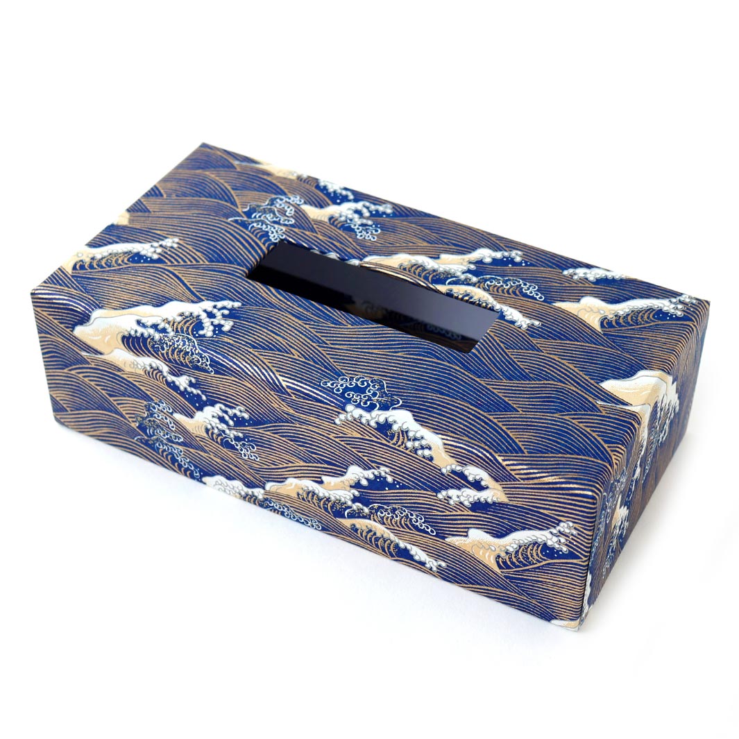 photo packshot d'une boîte à mouchoirs en carton tapissée d'un papier japonais aux motifs de vagues et d'écume bleu nuit, jaune clair et dorés (M851) adeline klam