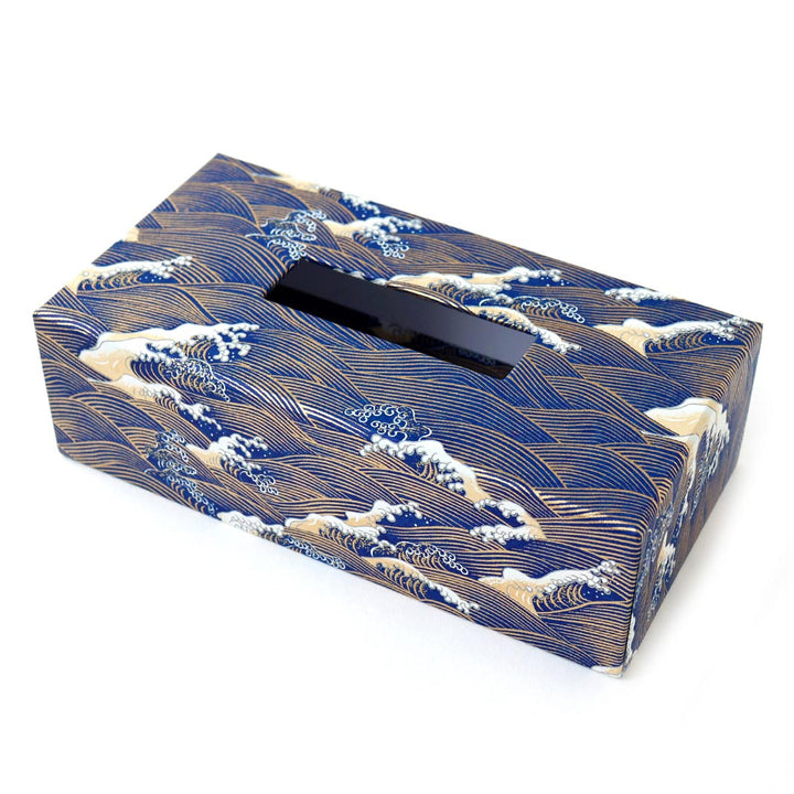 photo packshot d'une boîte à mouchoirs en carton tapissée d'un papier japonais aux motifs de vagues et d'écume bleu nuit, jaune clair et dorés (M851) adeline klam