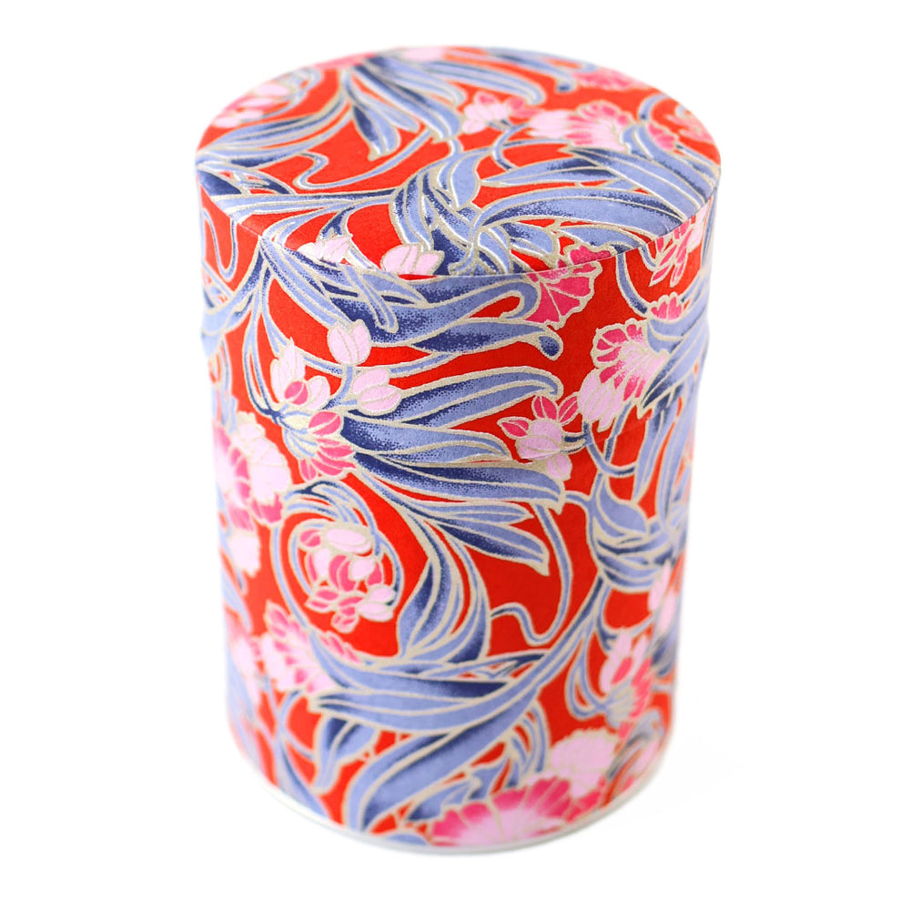 photo packshot d'une boîte à thé cylindrique fermée tapissée d'un papier japonais aux motifs de fleurs « art nouveau » dans les tons rouges, roses et bleu foncé (M1013) adeline klam