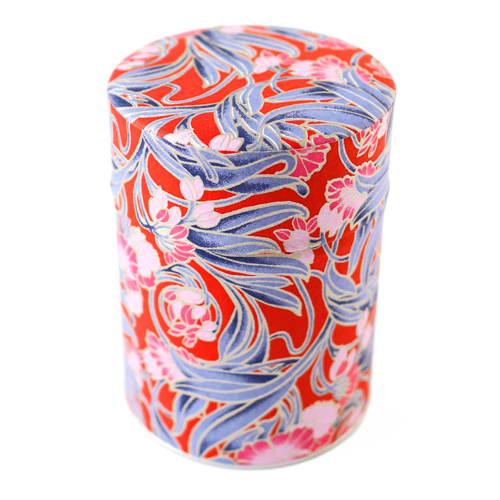 photo packshot d'une boîte à thé cylindrique fermée tapissée d'un papier japonais aux motifs de fleurs « art nouveau » dans les tons rouges, roses et bleu foncé (M1013) adeline klam