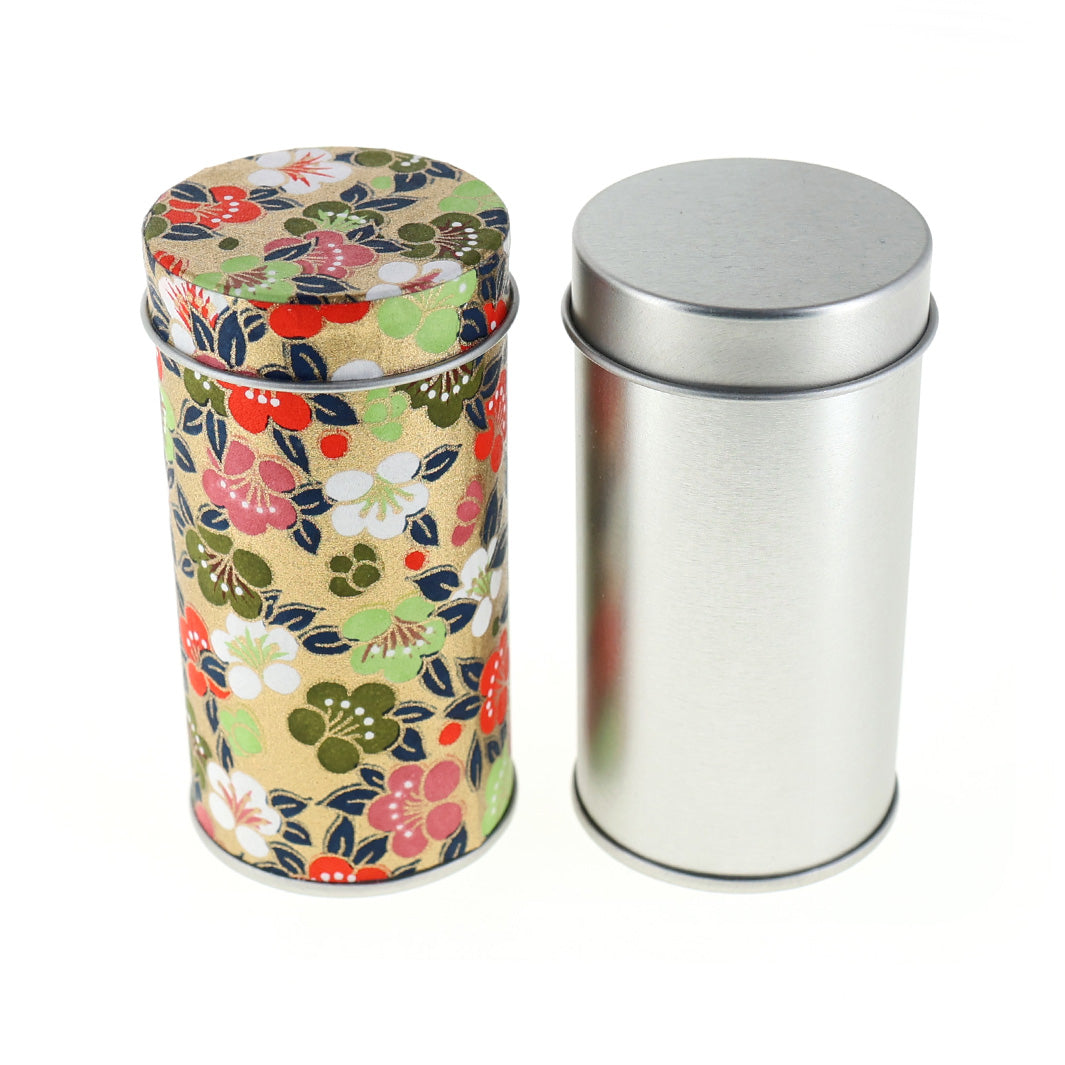 photo packshot d'une mini boîte à thé en métal nue de forme cylindrique posée débout et fermée nue et customisée