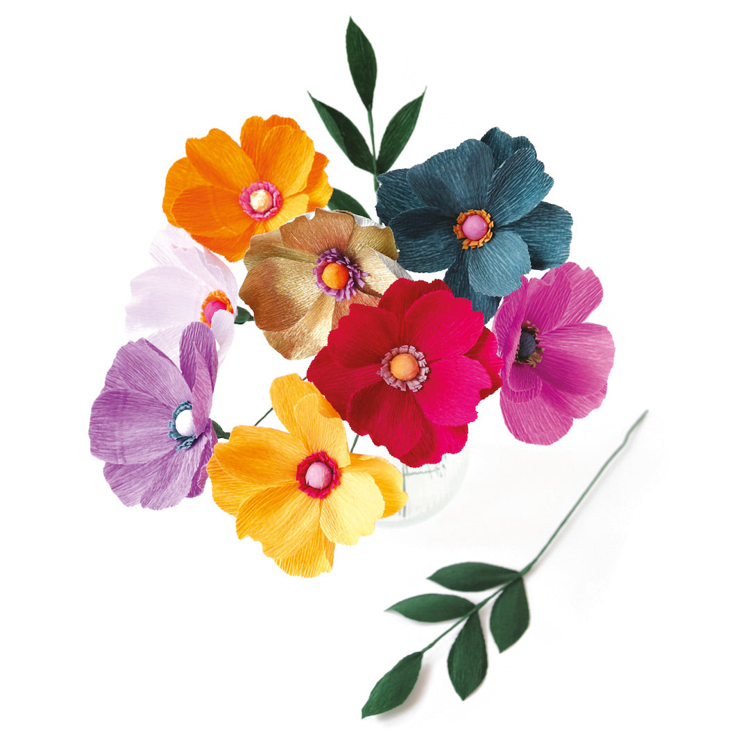 photo packshot du bouquet monté du kit bouquet d'anémones « esmeralda » orange, bleu canard, vert foncé, mauve, lilas et prune adeline klam