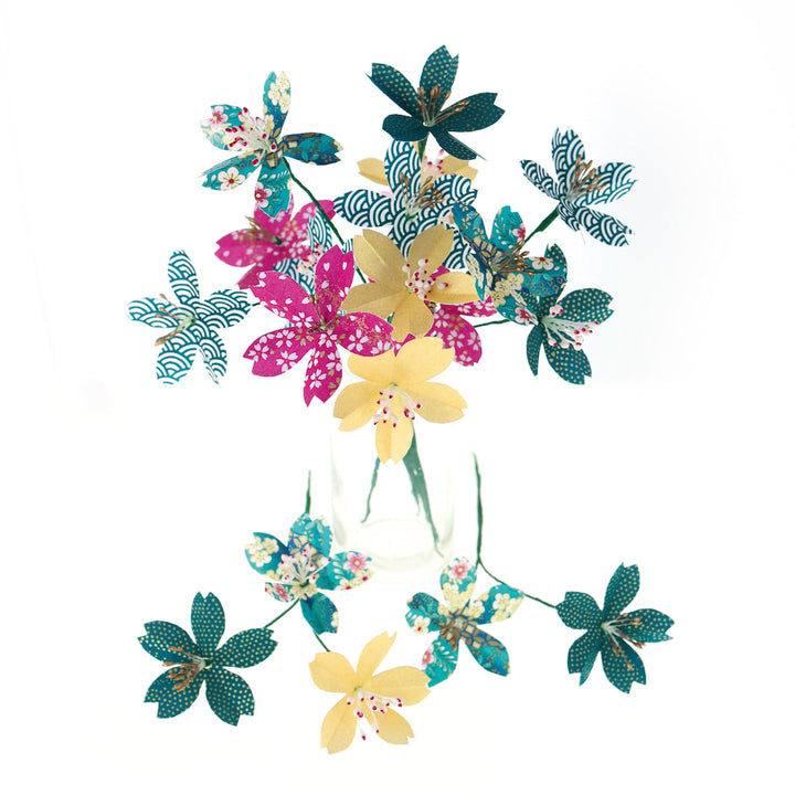 photo packshot du bouquet monté du kit fleurs de cerisier bleu canard, rose pourpre et or jaune « gala » adeline klam