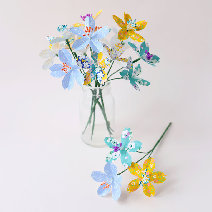 photo packshot du bouquet monté du kit fleurs de cerisier bleu lavande, jaune moutarde, bleu turquoise, mauve « multifruits » adeline klam