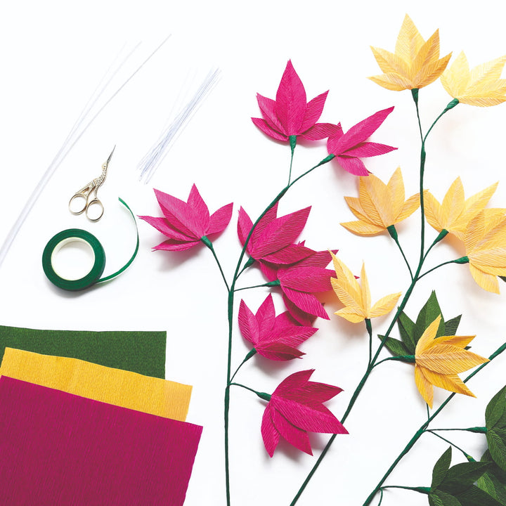 photo packshot des branches montées et du matériel du kit 3 branchages de feuilles d'érable en crépon dans les tons rose pourpre, jaune moyen, vert foncé « kyoto » adeline klam