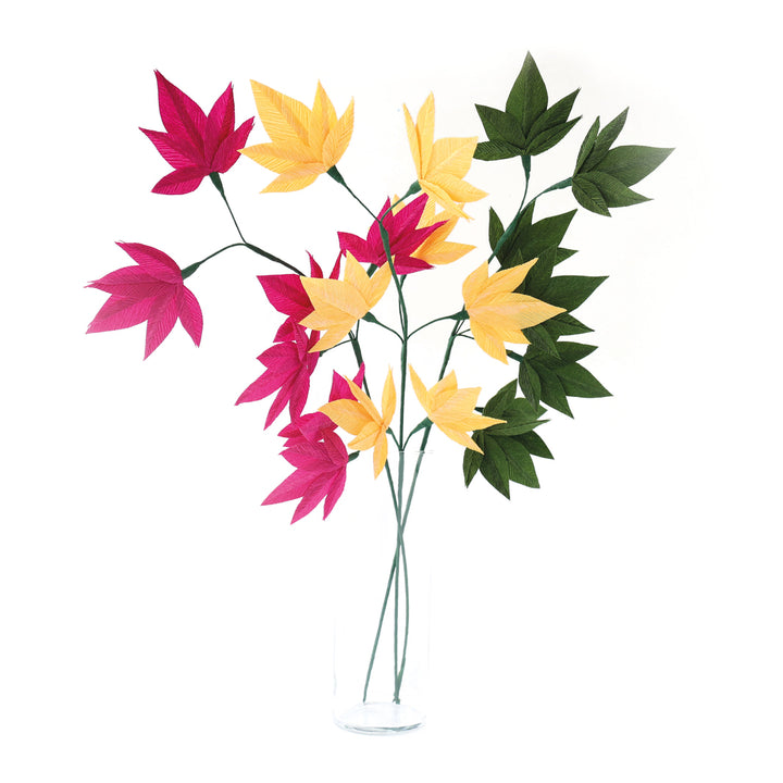 photo packshot des branches montées et mises en vase du kit 3 branchages de feuilles d'érable en crépon dans les tons rose pourpre, jaune moyen, vert foncé « kyoto » adeline klam