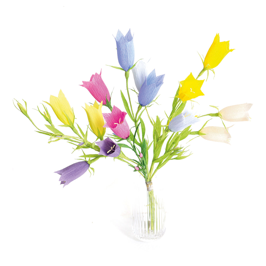 photo packshot des campanules réalisées et mises en vase du kit bouquet de campanules en crépon dans les tons bleu violet, bleu ciel, jaunes, ivoire, magenta et vert moyen adeline klam