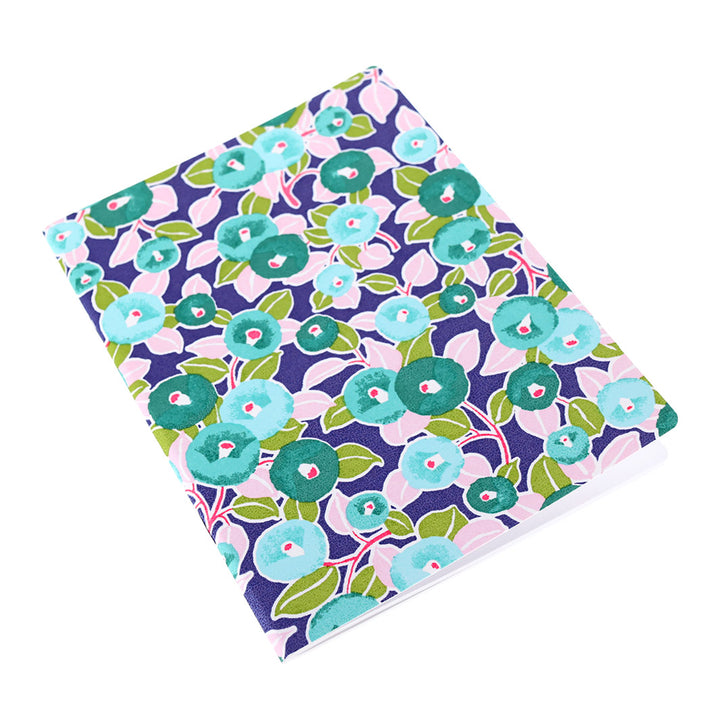 photo packshot d'un carnet de notes tapissé de papier japonais au motif de camélias bleus, verts, roses et violets M801 adeline klam