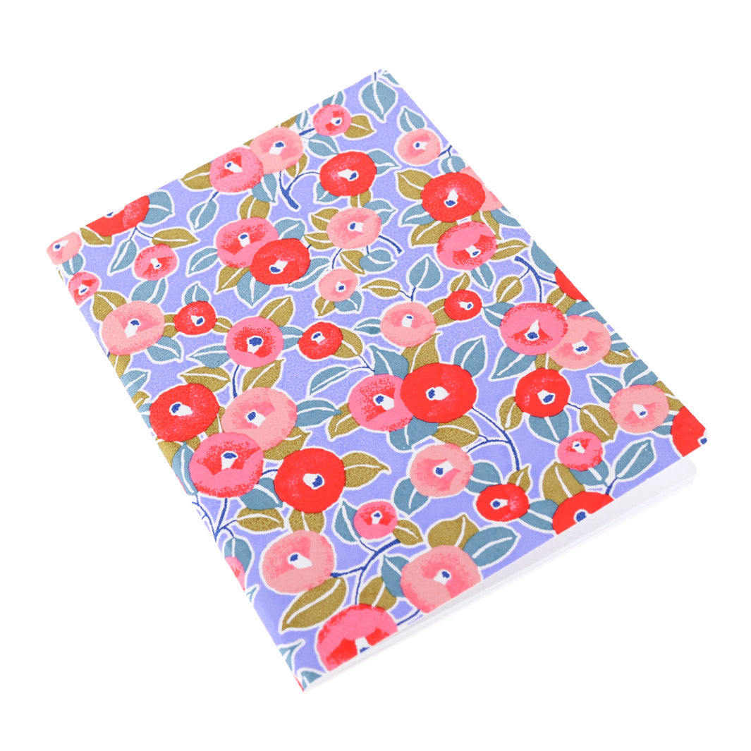 photo packshot d'un carnet de notes tapissé de papier japonais au motif de camélias lavande, rouges et roses M1012 adeline klam