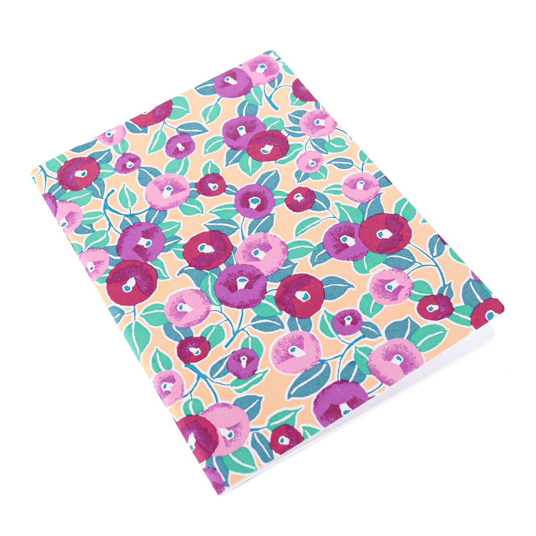 photo packshot d'un carnet de notes tapissé de papier japonais au motif de camélias saumon, violets et vert menthe M1010 adeline klam