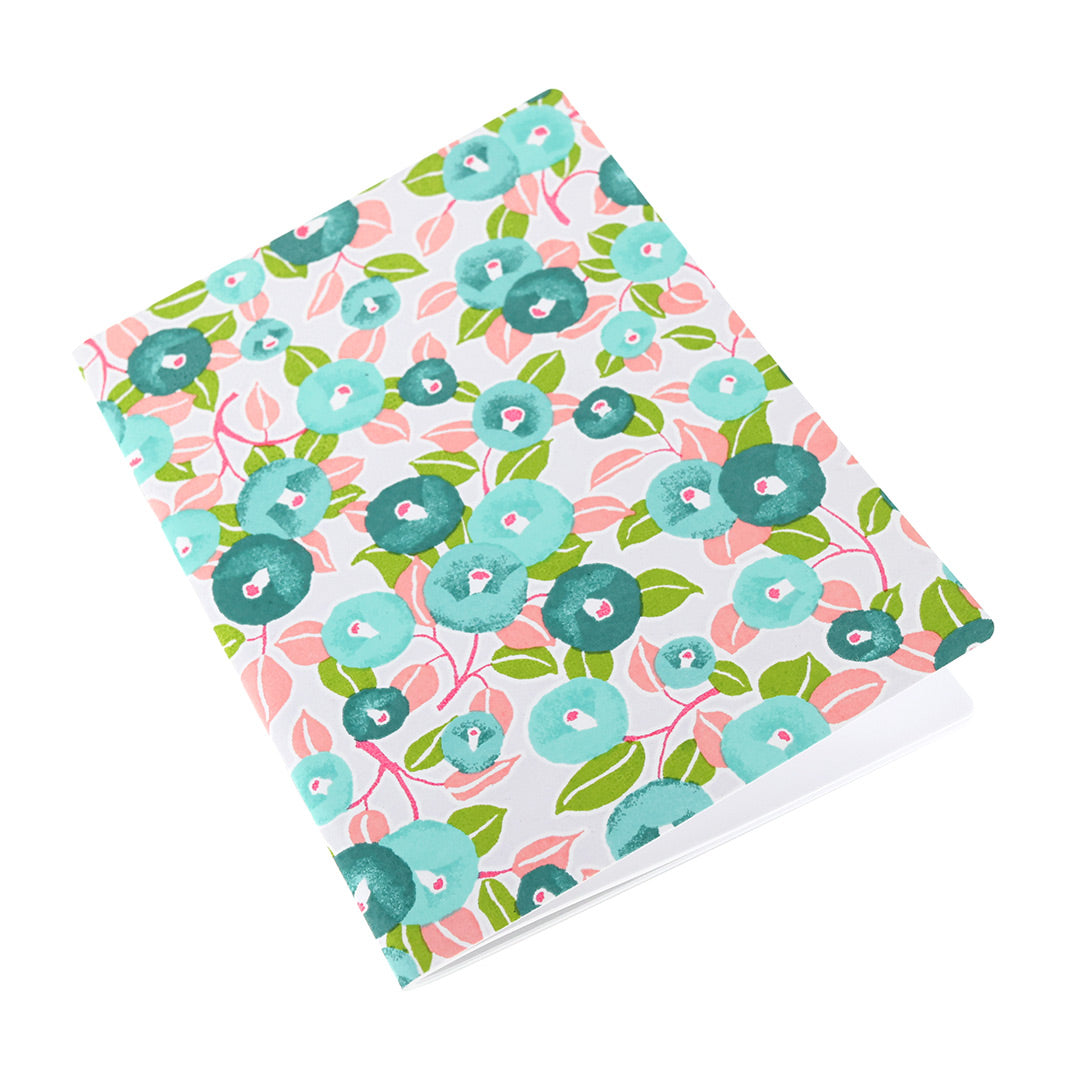 photo packshot d'un carnet de notes tapissé de papier japonais au motif de camélias verts, vert d'eau et roses M809 adeline klam