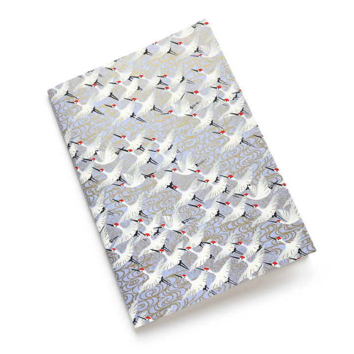 photo packshot d'un carnet habillé de papier japonais aux motifs d'envolée de grues blanches sur fond bleu gris lavande (M388) adeline klam