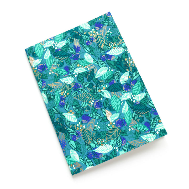 photo packshot d'un carnet habillé de papier japonais aux motifs de feuilles, de baies et de fruits dans les tons bleu canard, vert d'eau et vert foncé (M935) adeline klam