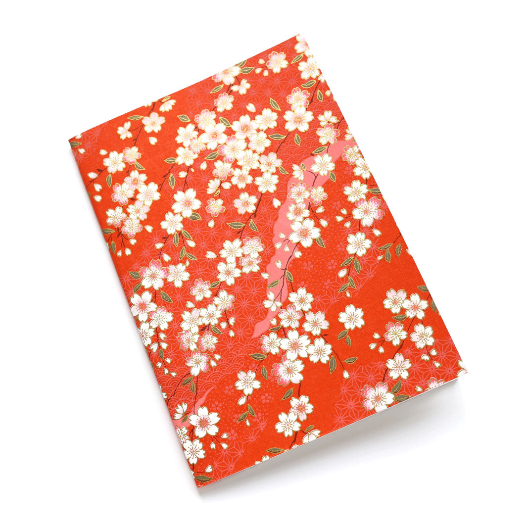 photo packshot d'un carnet habillé de papier japonais aux motifs de fleurs de cerisier et de motifs variés dans les tons rouge orangé (M385) adeline klam